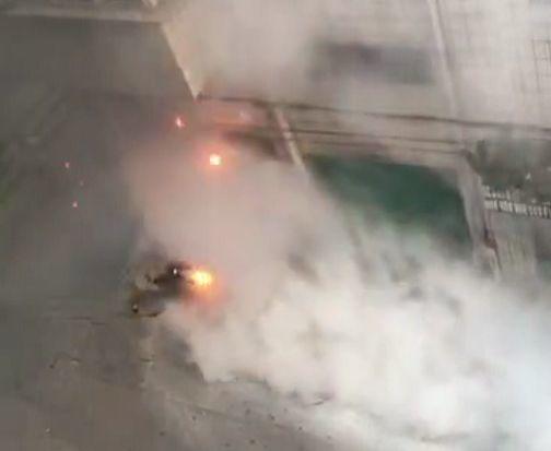 电动车充电又出事！现场火花四溅，爆炸声不断~