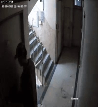 晚一秒关门后果不敢想象！男子尾随醉酒女子回家，接着……