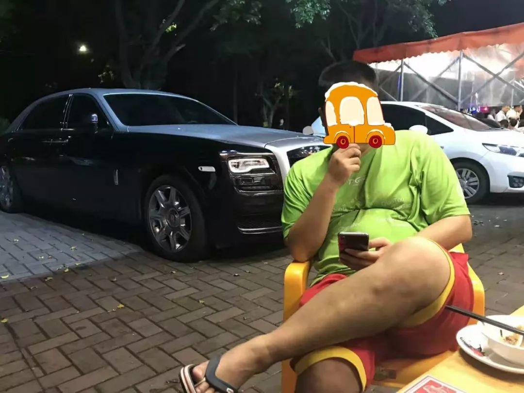 那个爱穿拖鞋的东莞仔是土豪？！贫穷限制了我的想象力。网友：太低调了