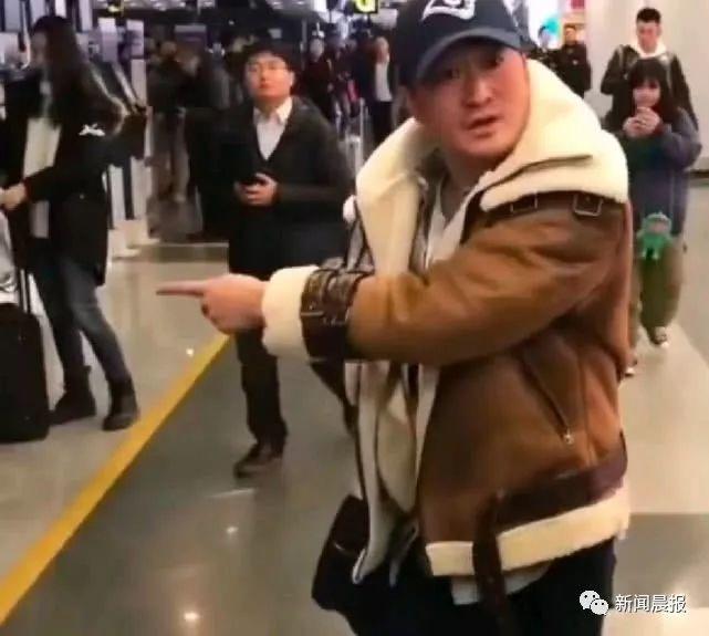 气炸了！吴京机场当众发飙！留言区一片叫好