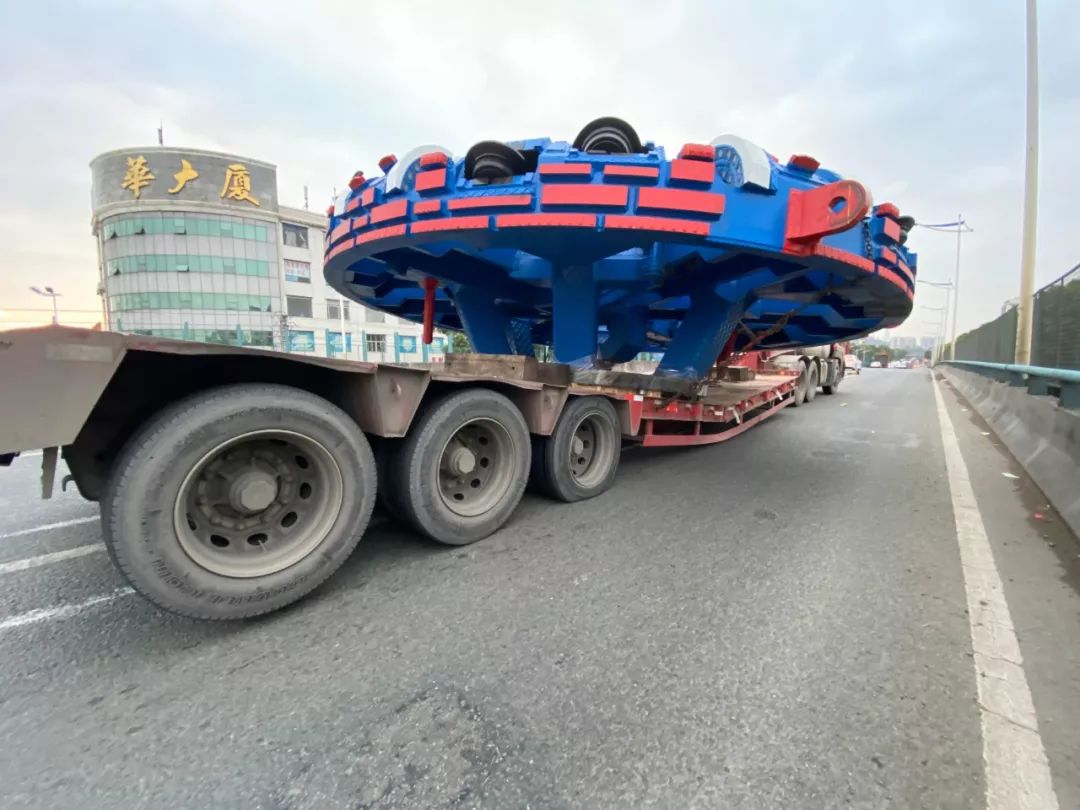 突发，大货车被“巨无霸”压坏，东莞这些路堵住了！请注意绕行！