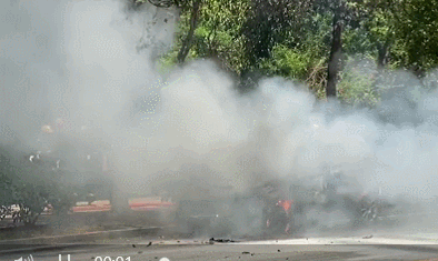 突发！东莞一小车在闹市爆燃起火！现场烈火冲天、浓烟滚滚、太吓人了……