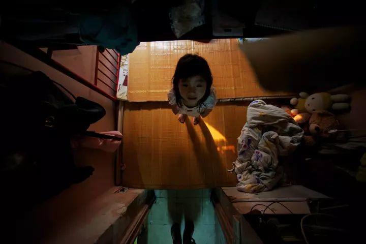 见过香港的"棺材房"，才知道自己住在东莞有多幸福！
