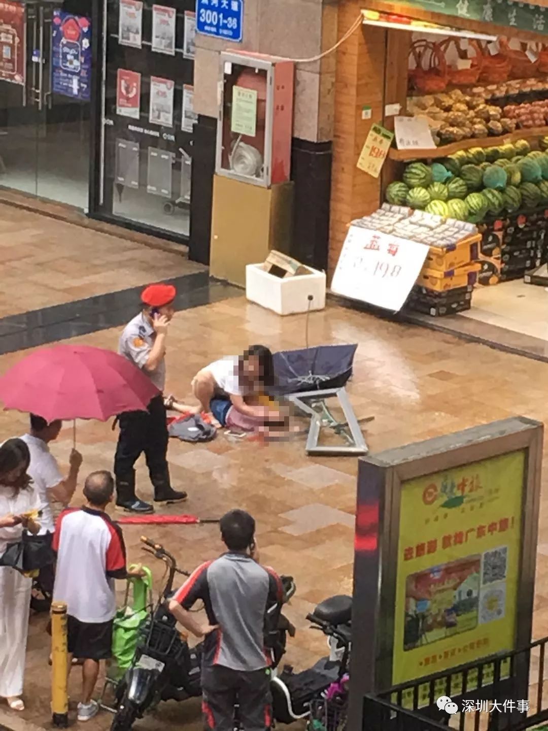 痛心！深圳一小区高层窗户坠落砸中6岁男童，妈妈当场崩溃…