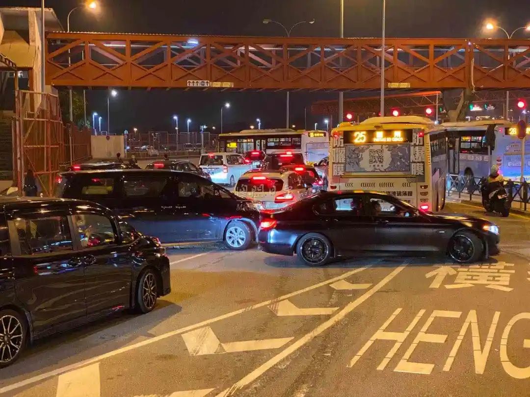 刚刚！香港澳门各口岸现“逃亡潮”，赶在广东“封关”前涌入内地……