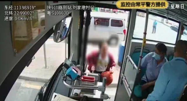 东莞一男子不戴口罩乘公交,还拿水果刀追打司机​