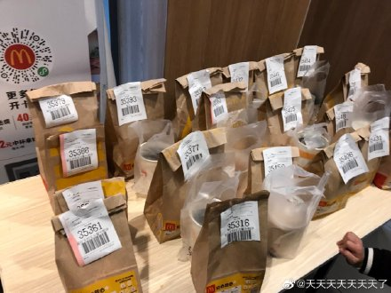 夸张！东莞人昨天是不用上班的？为了一个板烧鸡腿堡排队5小时！