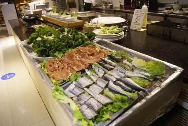 9元抢12小时温泉水疗+自助2餐+恒温游泳池+干蒸+汗蒸+电影院+休息厅，休闲娱乐任你嗨！周末通用不加收～"