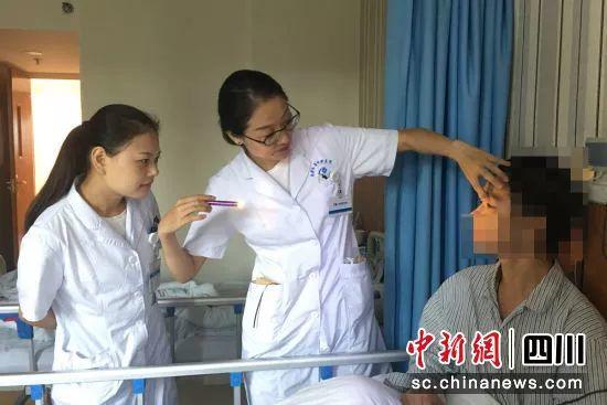 长时间玩手机，这名少年玩成了斗鸡眼...