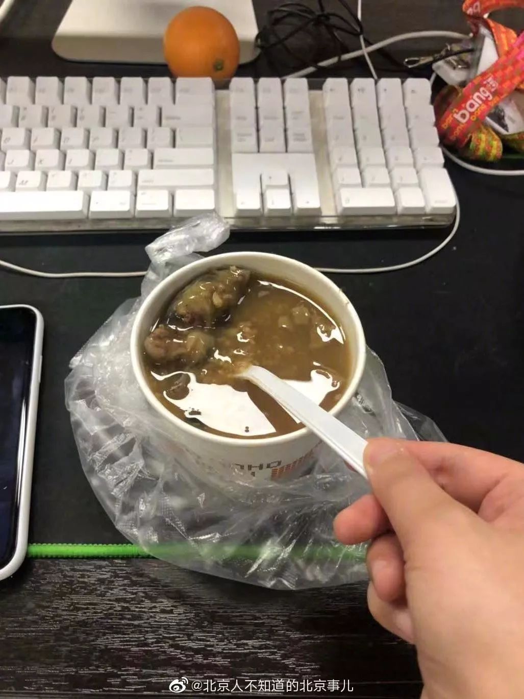 慎点！外卖粥里挖出一整只死老鼠！照片打“厚马”都想作呕...