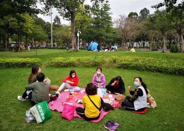 一景区搞了优惠票，人挤人场面太可怕!一刻也不能松懈啊！