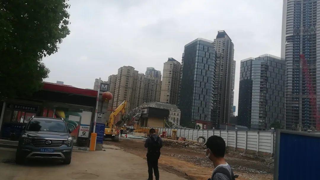 突发！武汉市一工地起重机侧翻，砸中路边车辆