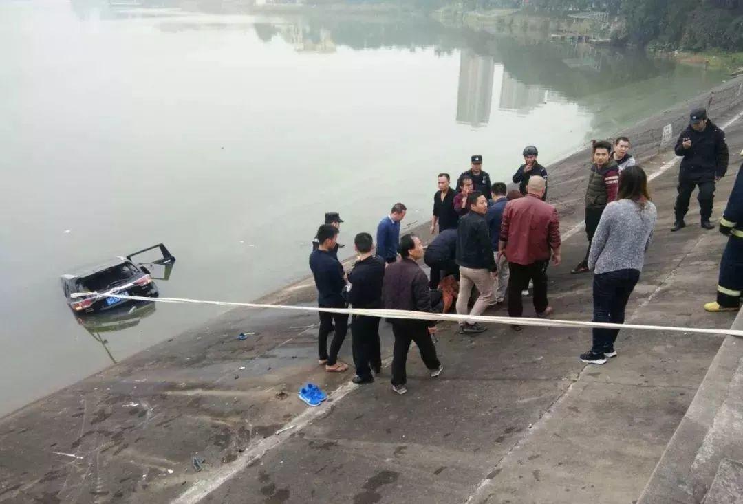 突发！东莞一小车坠湖司机被困！结局却让人感动！