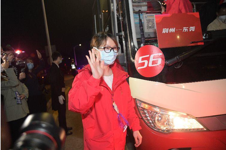 转发点赞！东莞英雄回来了！全城亮灯，第一张图就戳中泪点