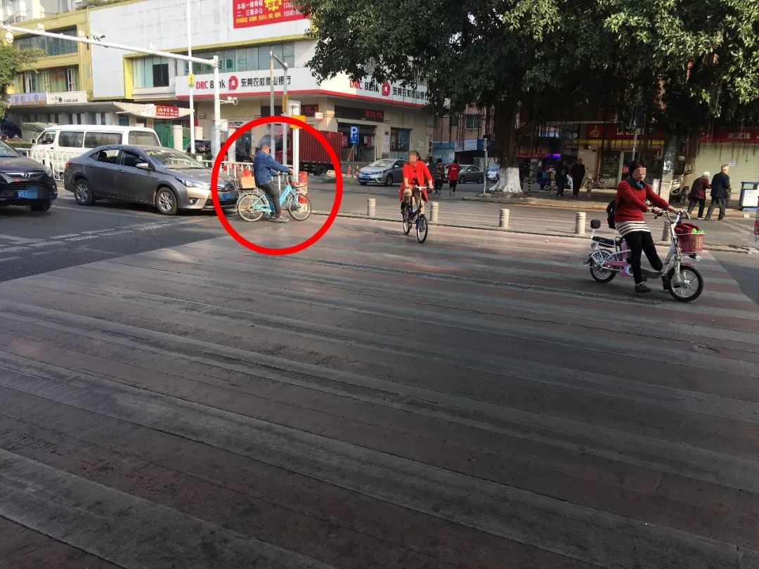 突发！东莞一行人被小车撞飞…这个路口，好多司机差点中招！