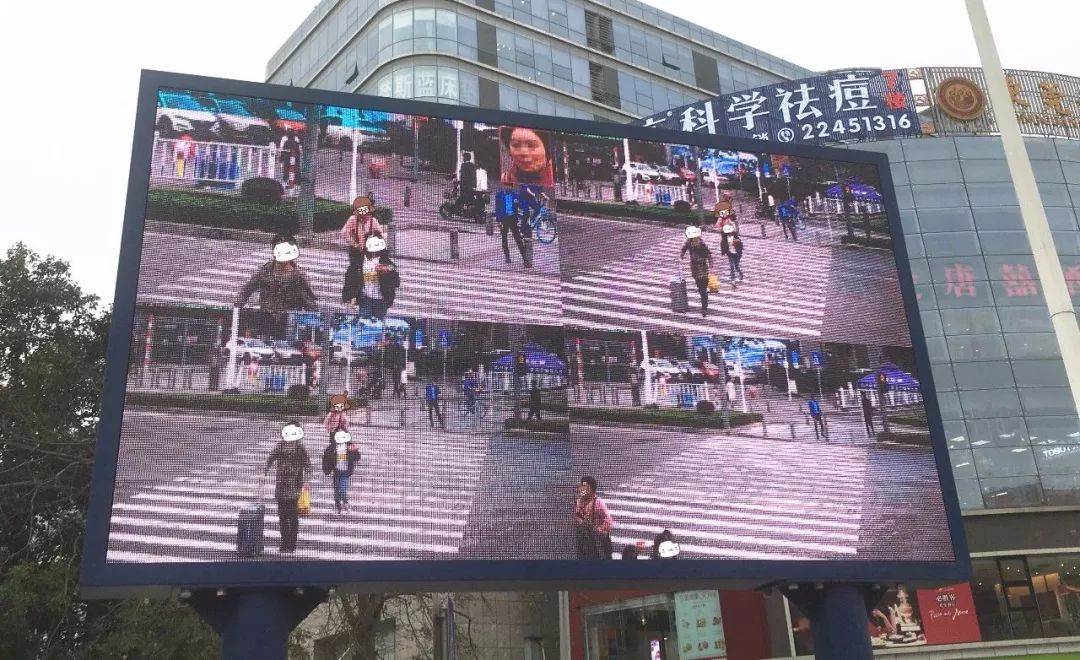 太羞耻了! 东城这个路口惊现巨型屏幕，其中画面"不堪入目"！