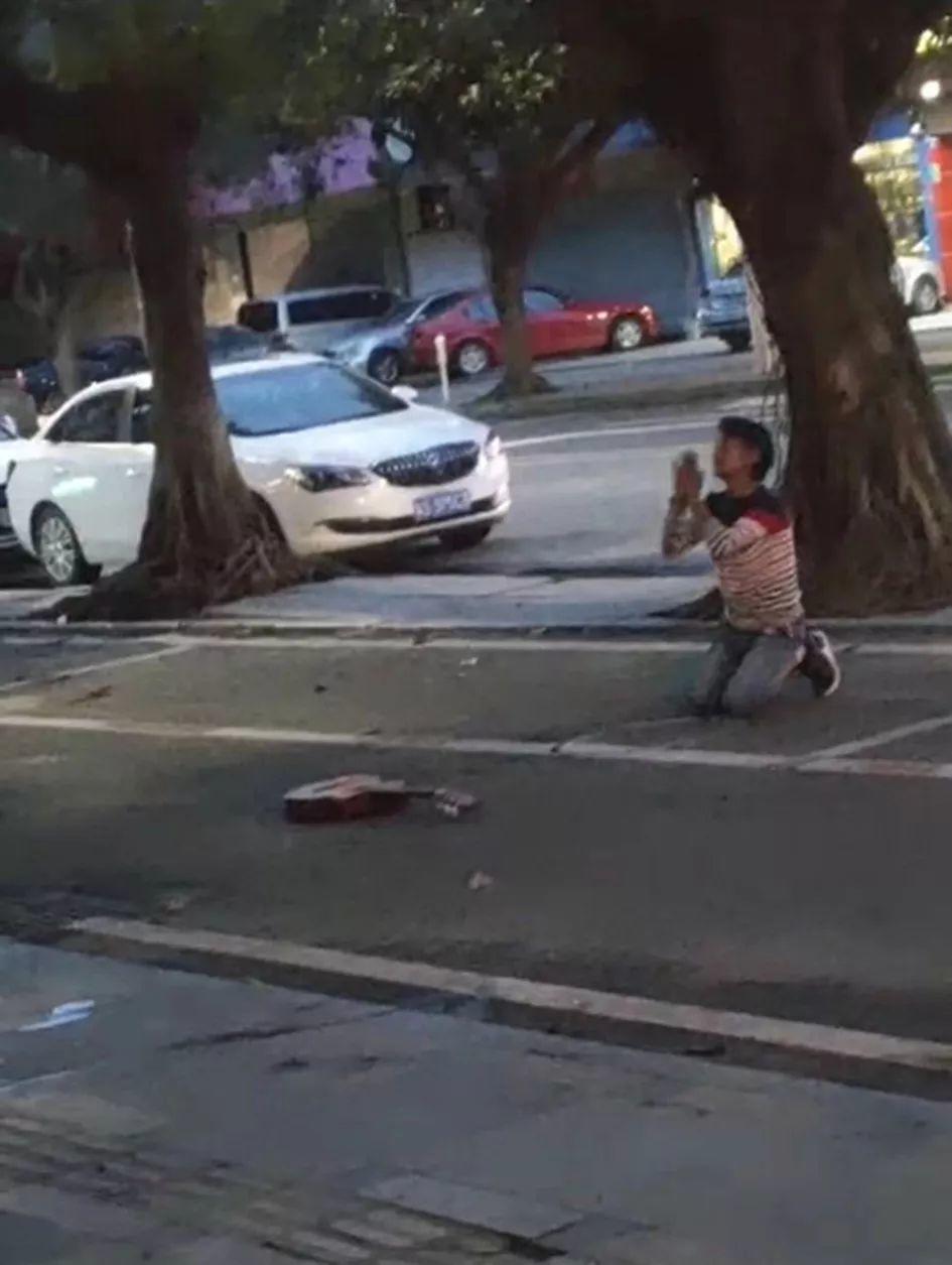 东莞一流浪男子闯入琴行，店主吓得报警，结果……