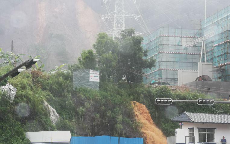 可怕！今早东莞多地严重水浸！未来几天将发生暴雨到大暴雨+8级大风.........