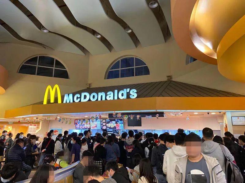 夸张！东莞人昨天是不用上班的？为了一个板烧鸡腿堡排队5小时！