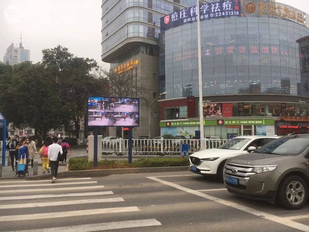 太羞耻了! 东城这个路口惊现巨型屏幕，其中画面"不堪入目"！