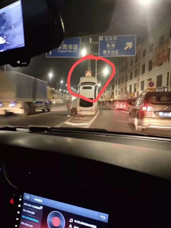 突发！东莞一小车飞天了？司机不见了…