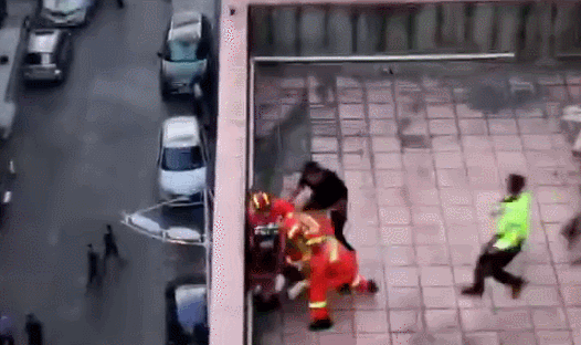 东莞一男子持刀砍人后要跳楼，结果.......