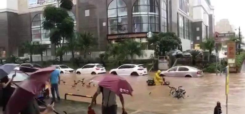 突发！东莞时空错乱！多个镇街被淹！车都翻了！