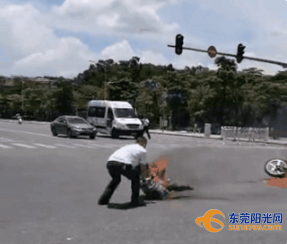 瞬间变“火人”！东莞一摩托车撞上公交后着火！只因司机这一操作…