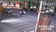 东莞一男子横穿马路被撞翻！监控拍下惊险瞬间...