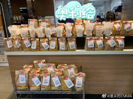 夸张！东莞人昨天是不用上班的？为了一个板烧鸡腿堡排队5小时！