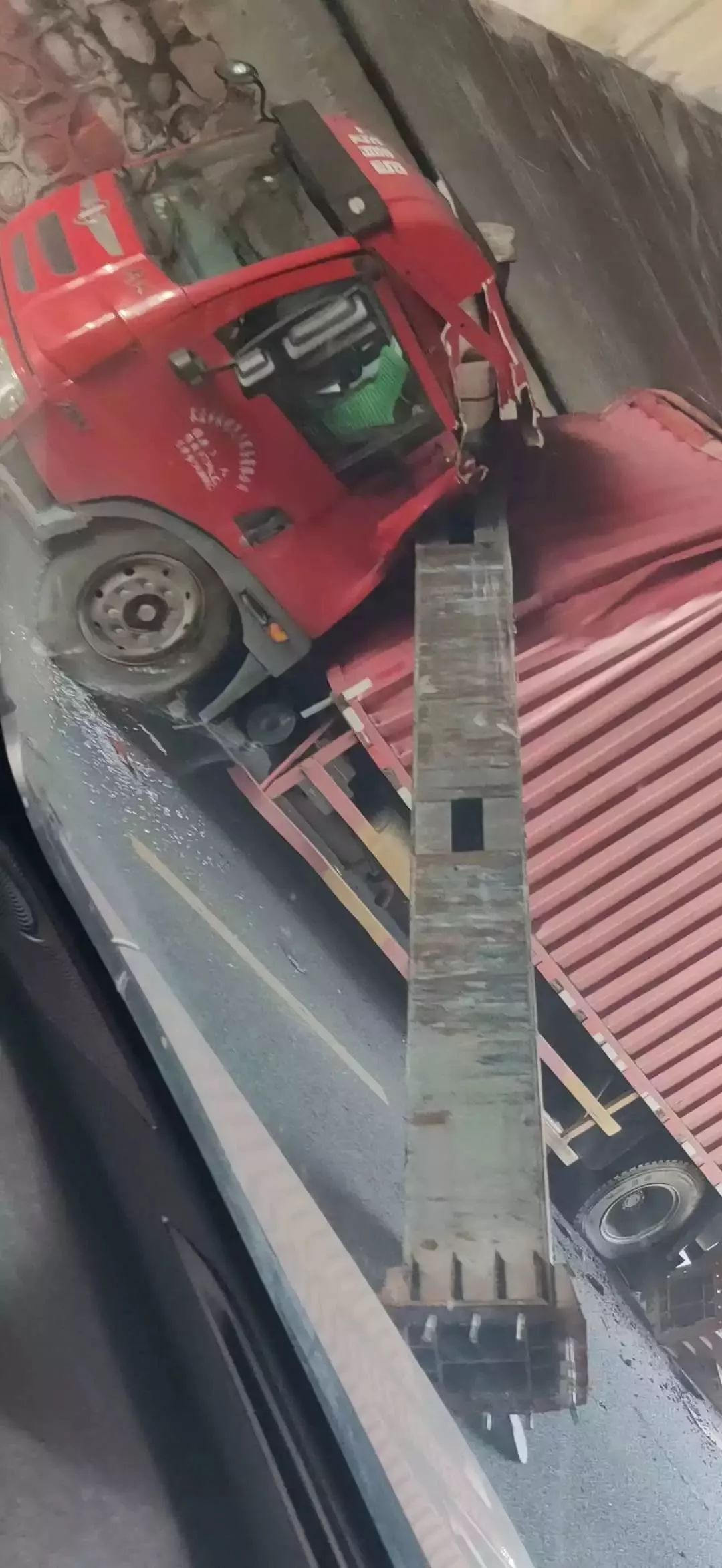 突发！东莞又有大货车出严重交通事故，致人受伤，还有...