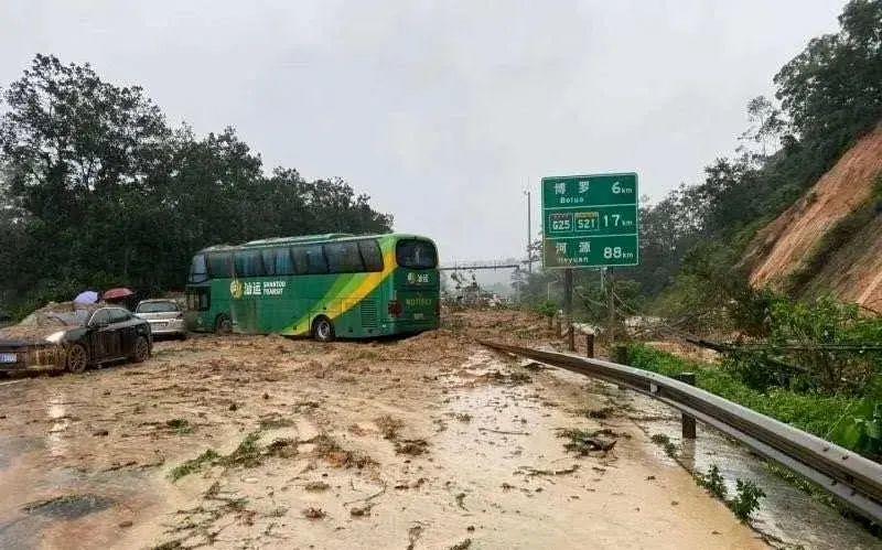 紧急预警！今晚有洪水！多地已经被淹！东莞人挺住！麻烦转给更多的人知道！