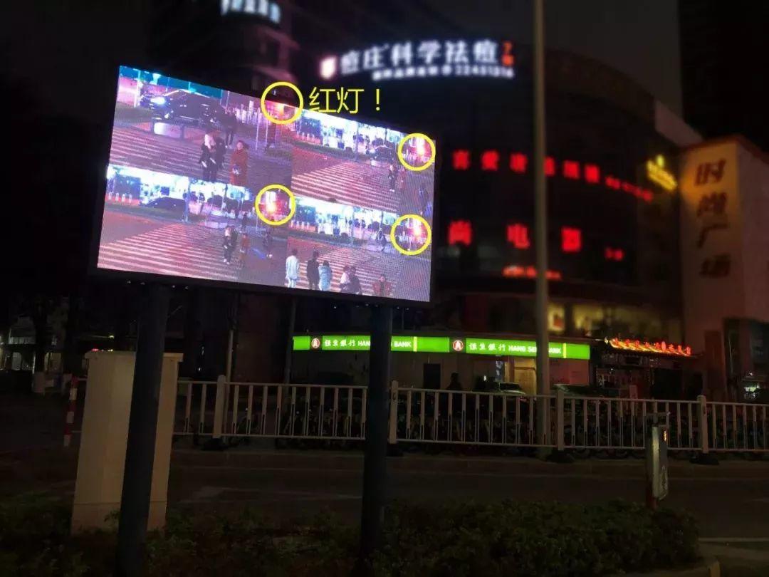 太羞耻了! 东城这个路口惊现巨型屏幕，其中画面"不堪入目"！