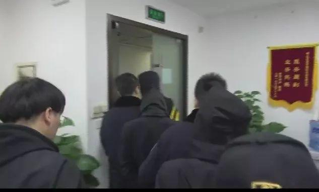 一张纸竟然能卖好几万？她家就有73张，250万！