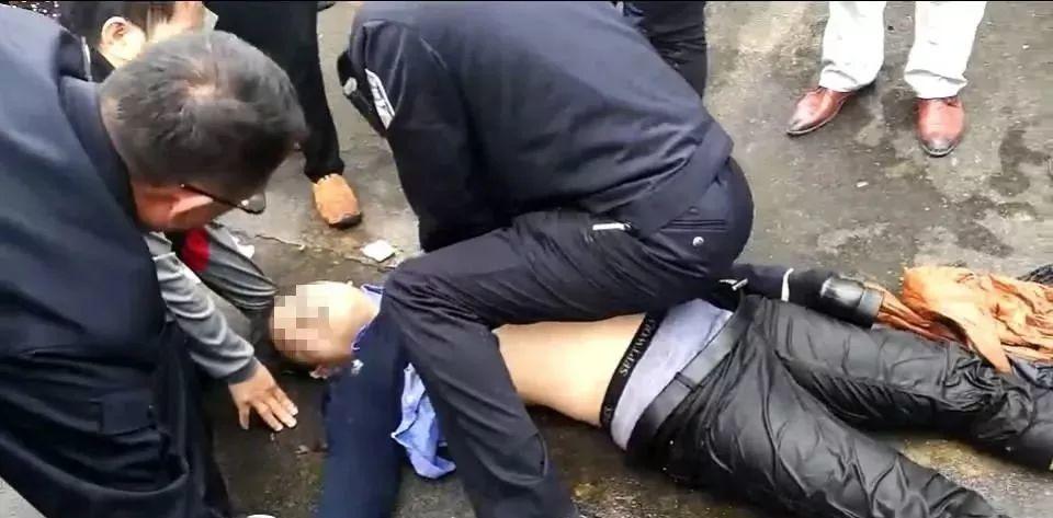 突发！东莞一小车坠湖司机被困！结局却让人感动！
