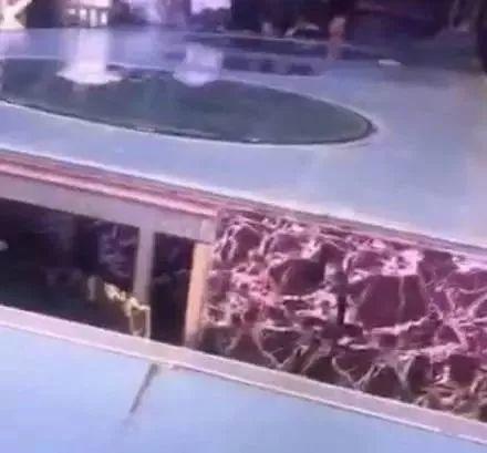 痛心！舞台突然坍塌，13岁儿童不幸身亡！15人受伤！