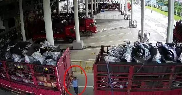 东莞一男子惨遭两辆大货车挤压，差点成为“夹心饼”！