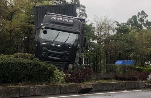 今天，东莞一辆大货车冲上绿化带！
