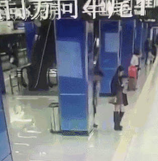 变态！事发东莞地铁站！女士们一定要看！！！