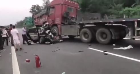 惨烈！今早严重车祸，粤S小车5人死亡！