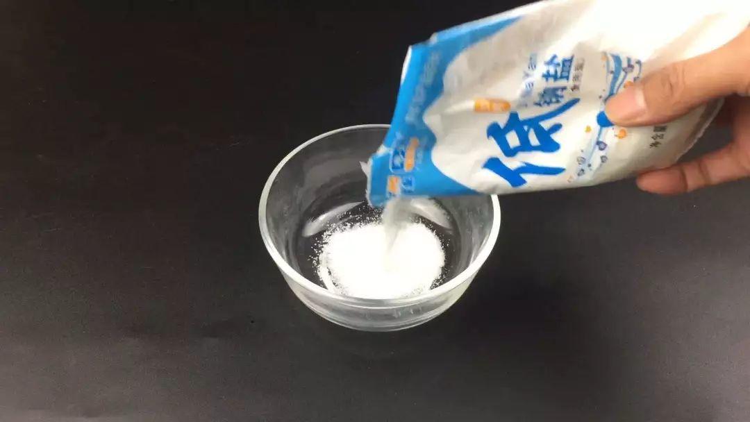 在卫生间里放一把食盐，一年下来能省好几百块，看完一家人都受益