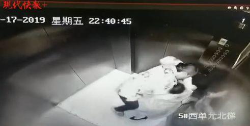业主刚进电梯，就遭男子强行猥亵！监控曝光，太恐怖
