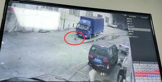 痛心！东莞男童空地上被货车碾压，视频曝光……