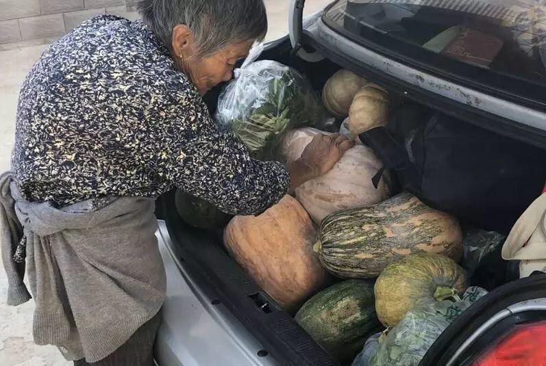 “国庆返程的行李箱”又上热搜，最后一个亮了！
