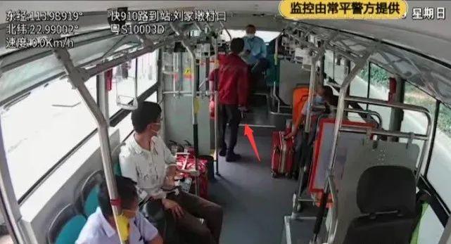 东莞一男子不戴口罩乘公交,还拿水果刀追打司机​