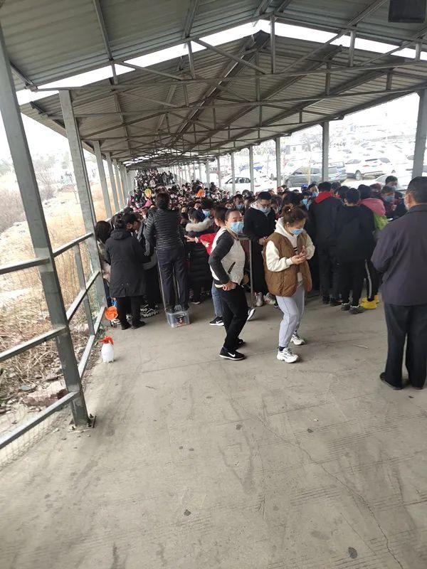 一景区搞了优惠票，人挤人场面太可怕!一刻也不能松懈啊！