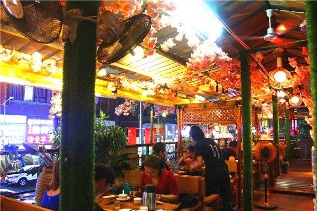 最火爆宵夜！49.9元张三疯烧烤3-4人餐招牌烤鱼（魔芋+豆腐条+豆芽）+烤鸡翅尖6串+烤深海鱼丸4串......