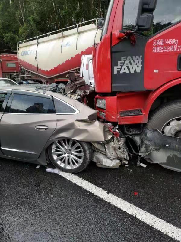 突发！莞深高速公路发生重大车祸！出动十多辆消防车！好几辆救护车！