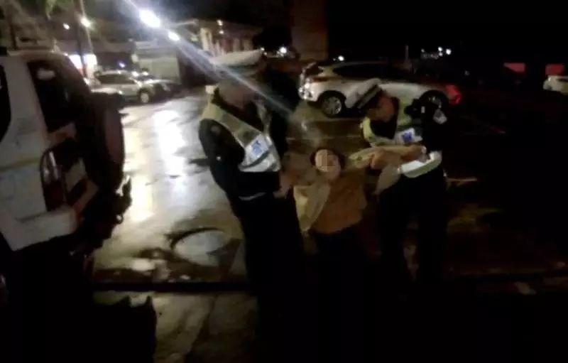 东莞一女司机连撞4车后跪地求饶......