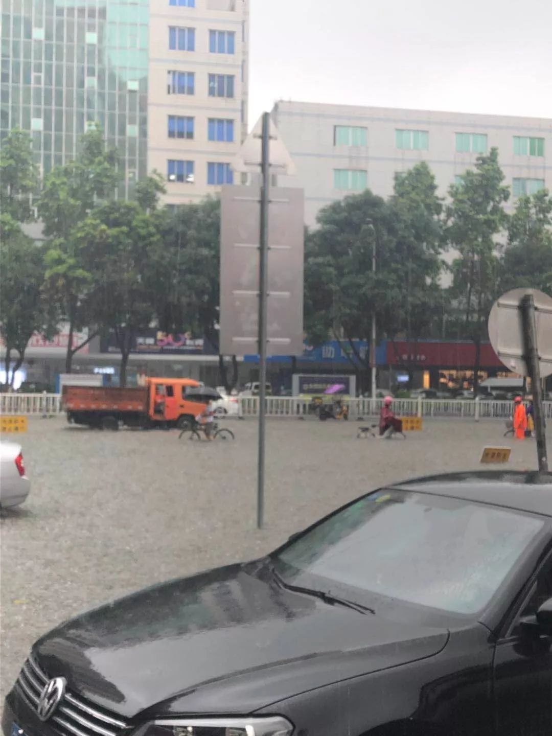 刚刚！东莞发布暴雨红色预警！多个镇街被淹！会停课吗？